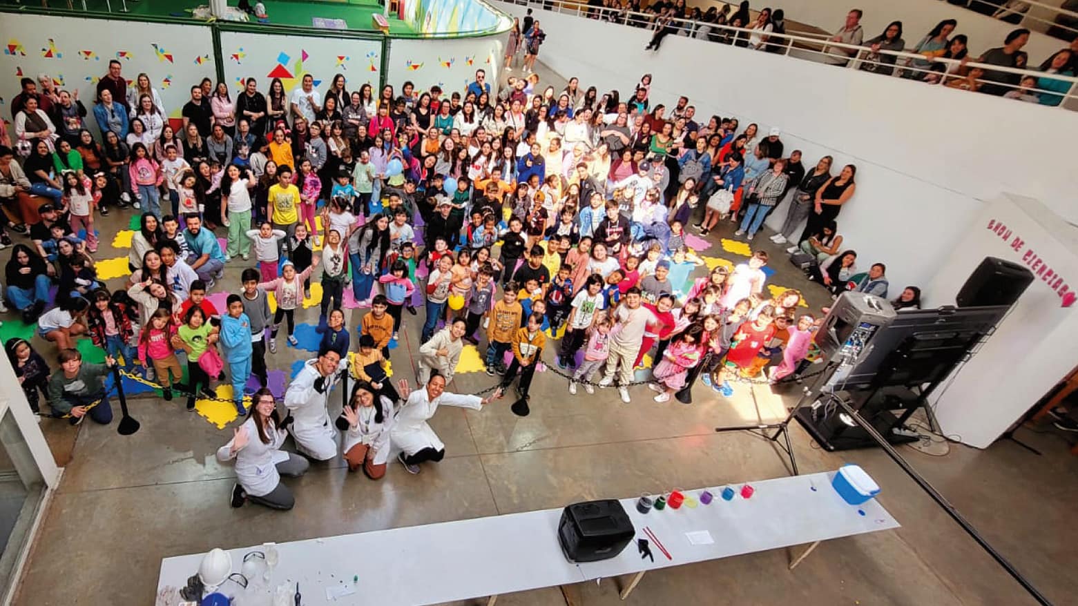 Uma sala de convivência com alunos e professores.